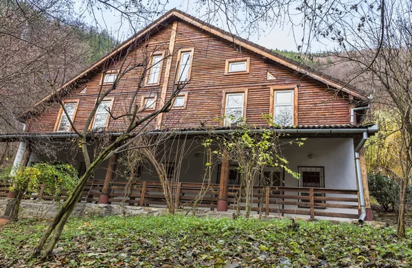 Sonbaharda bir ormandaki bir dağ evi görüntüsünü.