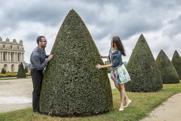 Junges Paar Amüsiert Sich Garten Des Palastes Von Versailles Frankreich — Stockfoto