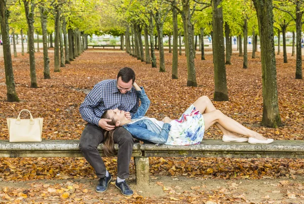 Birlikte Bir Parkta Taş Bir Bankta Sonbaharda Rahatlatıcı Romantik Çift — Stok fotoğraf