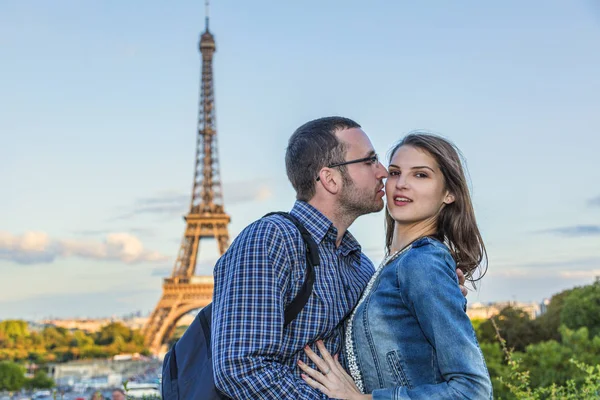 Casal Turistas Paris Está Beijando Noite Com Torre Eiffel Fundo — Fotografia de Stock