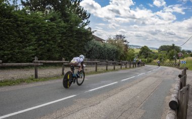 Bourgoin-Jallieu, Fransa-07, Mayıs, 2017: Fransız bisikletçi Samuel Dumoulin, takım Ag2r La Mondiale zaman deneme aşamasında kriter du Dauphine 2017 4 at binme. 
