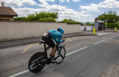 Bourgoin-Jallieu, Fransa-07, Mayıs, 2017: Kazak bisikletçi Alexey Lutsenko Astana zaman deneme aşamasında kriter du Dauphine 2017 4 sürme takımı. 