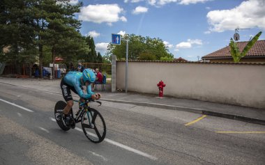 Bourgoin-Jallieu, Fransa-07, Mayıs, 2017: Kazak bisikletçi Alexey Lutsenko Astana zaman deneme aşamasında kriter du Dauphine 2017 4 sürme takımı. 