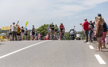 Mailleroncourt-Saint-Pancras, Fransa-5 Temmuz 2017: breakaway bir yolda La Planche des Belle Filles Tour de France 2017 sahne 5 sırasında yaklaşıyor..