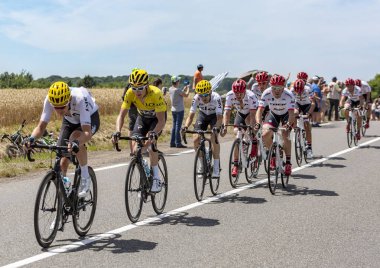 Mailleroncourt-Saint-Pancras, Fransa-5 Temmuz 2017: Geraint Thomas sarı mayoyu, La Planche des Belle Filles Tour de France 2017 5 aşamasında bir yolda onun takım arkadaşları arasında peloton içinde sürme.