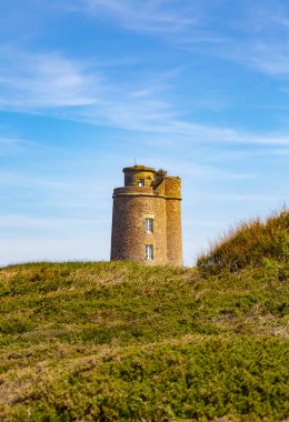 Cap de Frehel Brittany Kuzey Fransa'da zırh sahil şeridi üzerinde fenerinden.