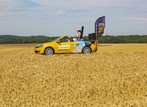 Vendeuvre Barse 2017年7月 世纪21的汽车通过一个麦田区域在被宣传的大篷车在自行车赛前在6期间在游览 法国2017 世纪21是一个重要不动产代办处在法国 — 图库照片