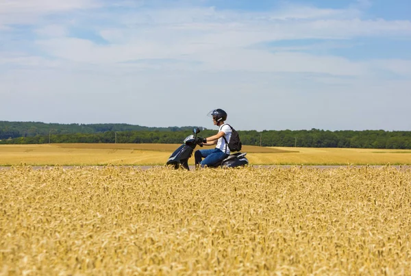Vendeuvre シュル Barse フランス 2017 小麦畑の領域を介して スクーターを運転する正体不明の男 — ストック写真