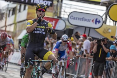Fransa, Chartres - 13 Temmuz 2018: Hollandalı bisikletçi Dylan Groenewegen Lottonl-Jumbo Le Tour de France 2018 en uzun aşamadan sonra Chartres zaferini kutluyor takımı