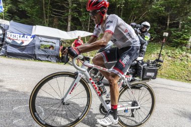Fransa, Mont du sohbet - 9 Temmuz 2017: İspanyol bisikletçi Alberto Contador takım Trek-Segafredo tırmanma yolda du Mont sohbet Fransa Bisiklet turu 2017 9 aşamasında,