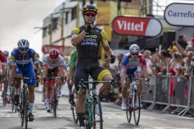Fransa, Chartres - 13 Temmuz 2018: Hollandalı bisikletçi Dylan Groenewegen Lottonl-Jumbo Le Tour de France 2018 en uzun aşamadan sonra Chartres zaferini kutluyor takımı