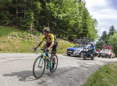 Du Mont sohbet, Fransa - 9 Temmuz 2017: Slovence bisikletçiler Primoz Roglic Lottonl-Jumbo yolun du Mont sohbet üzerinde sahne 9 Tour de France 2017 sırasında tırmanma ekibi. 