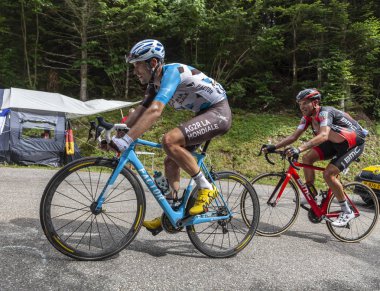 Du Mont sohbet, Fransa - 9 Temmuz 2017: Fransız bisikletçiler yol du Mont sohbet üzerinde sahne 9 Tour de France 2017 sırasında tırmanma Ag2r La Mondiale takımının Pierre Latour. 