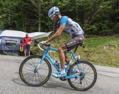 Du Mont sohbet, Fransa - 9 Temmuz 2017: Lüksemburgca bisikletçiler yol du Mont sohbet üzerinde sahne 9 Tour de France 2017 sırasında tırmanma Ag2r La Mondiale takımının Ben Gastauer. 