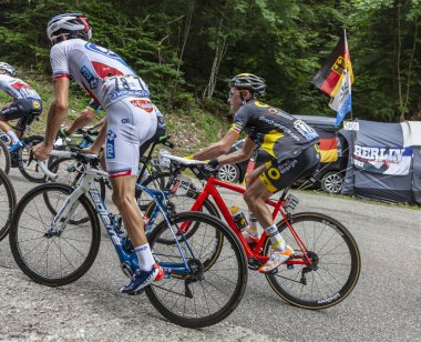Du Mont sohbet, Fransa - 9 Temmuz 2017: Fransız bisikletçi Thibaut Pinot Fdj takımının peloton yolun du Mont sohbet üzerinde sahne 9 Tour de France 2017 sırasında tırmanıyor. 