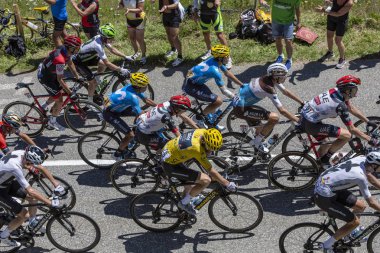 Col de la Madeleine, Fransa - 19 Temmuz 2018: İngiliz bisikletçi takım Sky, Geraint Thomas sarı mayoyu peloton içinde tırmanma yolun Col de la Madeleine Fransız Alpleri'nde Le Tour de France 2018 sahne 12 sırasında giyiyor