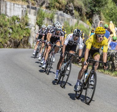  Pont-de-Montvert-Sud-Mont-Lozere, Fransa-21 Temmuz 2018: Geraint Thomas, takım Sky, Tour de France 2018 sahne 14 sırasında bir yol Oksitanca bölgede azalan peloton önünde sarı mayoyu.