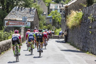  Pont-de-Montvert-Sud-Mont-Lozere, Fransa-21 Temmuz 2018: Arka görünümü Tour de France 2018 sahne 14 sırasında bir yol Oksitanca bölgede azalan peloton.