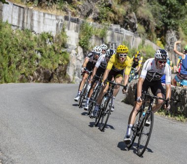  Pont-de-Montvert-Sud-Mont-Lozere, Fransa-21 Temmuz 2018: Chris Froome ve Fransa Bisiklet turu 2018 sahne 14 sırasında bir yol Oksitanca bölgede azalan peloton önünde sarı mayoyu Geraint Thomas.