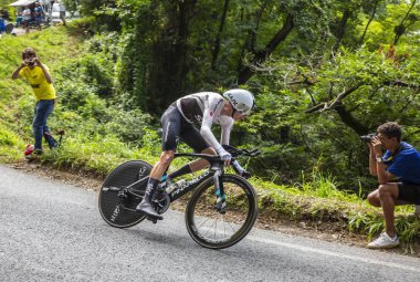 Espelette, Fransa - Temmuz 28,2018: İngiliz bisikletçi Chris Froome takım Sky bireysel karşı saati sırasında sürme, Tour de France 2018 20 sahne.
