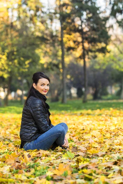 Retrato Uma Jovem Mulher Uma Floresta Amarela Outono — Fotografia de Stock