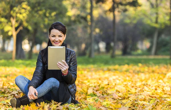 Retrato Uma Jovem Mulher Sorridente Feliz Com Tablet Sentado Uma — Fotografia de Stock