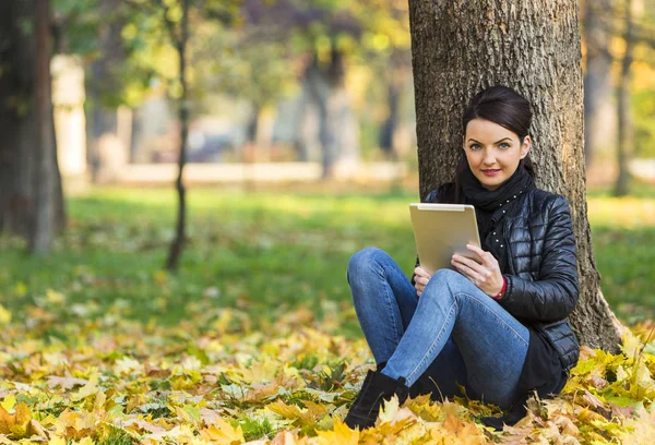 Retrato Una Mujer Joven Con Una Tableta Sentada Bosque Otoño —  Fotos de Stock