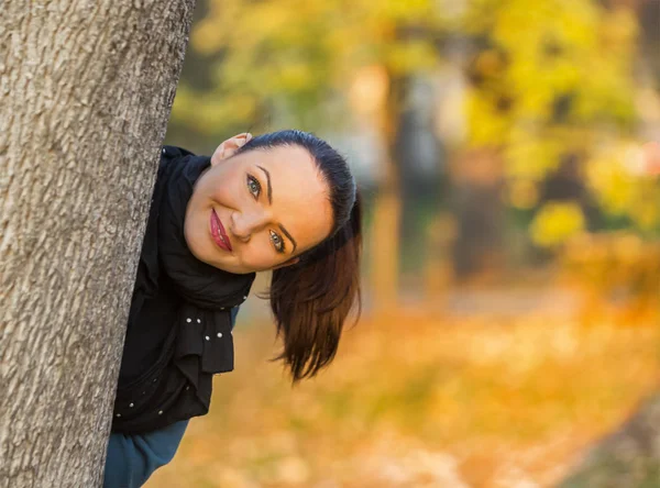 Mulher Feliz Escondendo Atrás Uma Árvore Belo Dia Outono — Fotografia de Stock