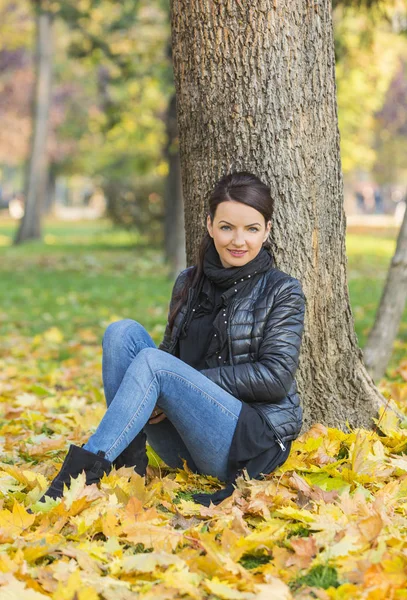 黄色秋季森林中的年轻女子肖像 — 图库照片