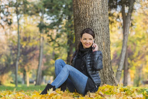 Retrato Uma Jovem Mulher Com Móvel Sentado Uma Floresta Amarela — Fotografia de Stock