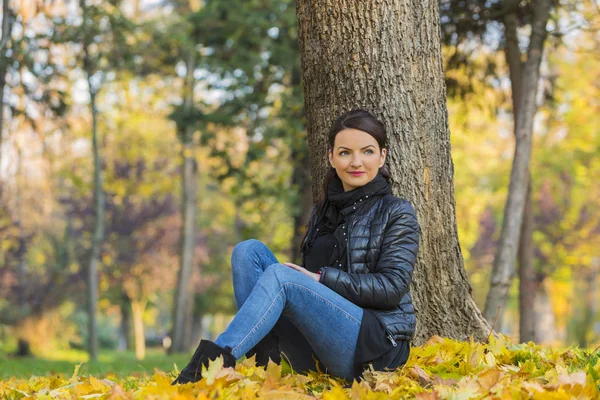 Sarı Sonbahar Orman Genç Bir Kadın Portresi — Stok fotoğraf
