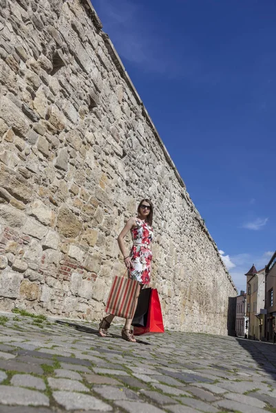 Jeune Femme Avec Des Sacs Provisions Marchant Dans Une Petite — Photo