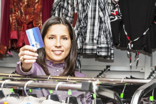 Uśmiecha Się Kobieta Średnim Wieku Gospodarstwa Karta Kredytowa Parze Sklepie — Zdjęcie stockowe
