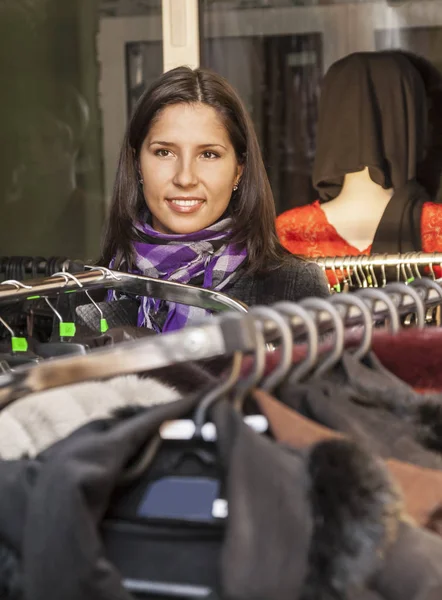 Usmívající Žena Středního Věku Nakupování Obchod Oblečením Zimní Sezóně — Stock fotografie