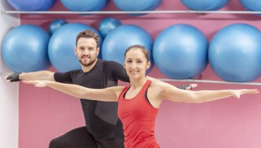 Uygun bir çift bir spor salonunda portresi. Diş telleri ile kadındaki seçici odak.