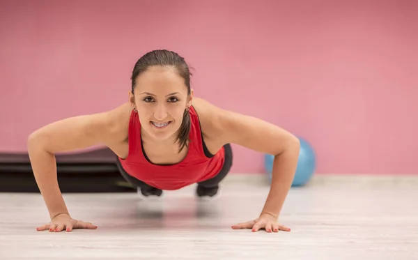 Portret Van Een Jonge Vrouw Met Accolades Doen Pushups Een — Stockfoto