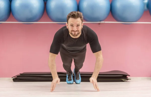 Imagen Joven Guapo Aplaudiendo Mientras Hace Flexiones Gimnasio — Foto de Stock