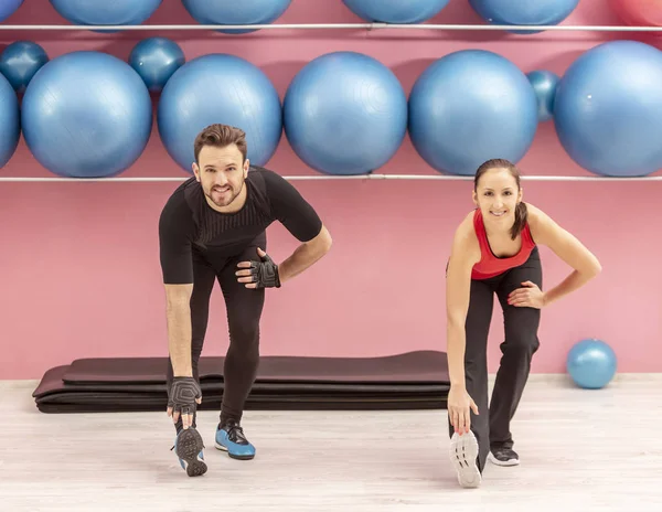 Junges Paar Macht Dehnübungen Einem Fitnessstudio — Stockfoto