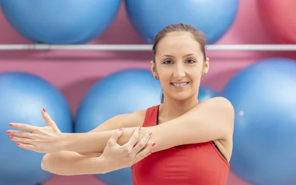 Bir Spor Salonunda Genç Kadının Yapması Germe Egzersizleri — Stok fotoğraf