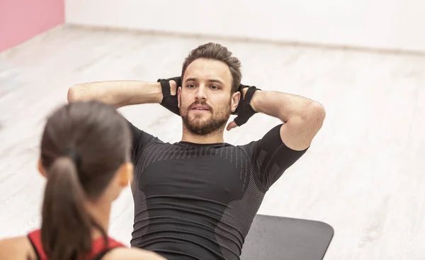 Junger Mann Macht Mit Seiner Trainerin Sit Ups Auf Dem — Stockfoto