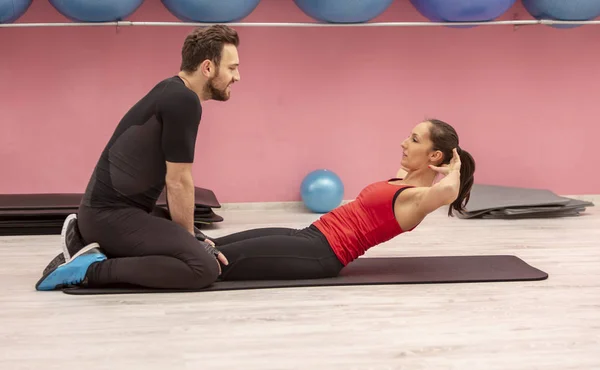 Genç Kadın Bir Spor Salonunda Mekik Yapıyor Antrenörü Tarafından Yardım — Stok fotoğraf