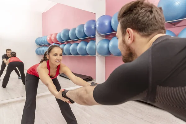 Porträtt Ung Kvinna Med Tandställning Gör Stretching Exrcises Ett Gym — Stockfoto