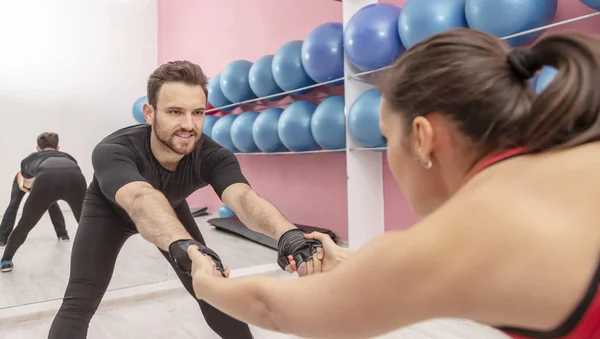 Porträt Eines Gutaussehenden Jungen Mannes Der Einem Fitnessstudio Mit Seiner — Stockfoto