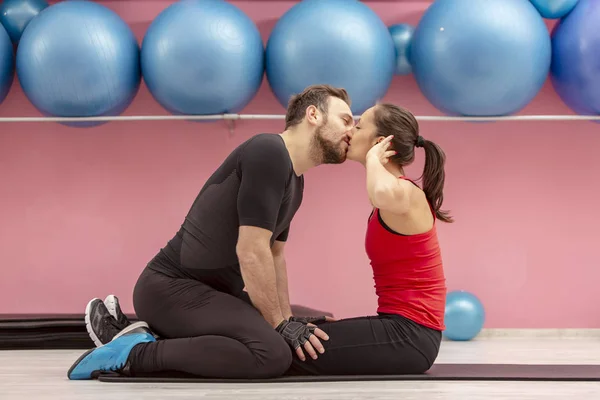 Junges Paar Küsst Sich Einem Fitnessstudio Bei Gemeinsamen Übungen — Stockfoto