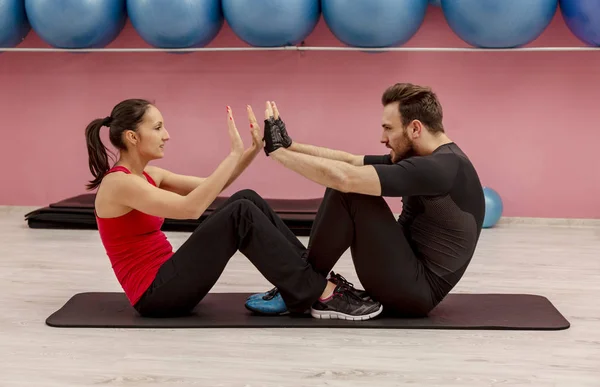 Junges Paar Macht Übungen Einem Fitnessstudio — Stockfoto