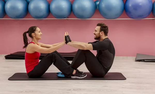 Junges Paar Macht Übungen Einem Fitnessstudio — Stockfoto