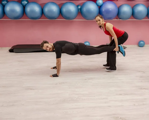 Jeune Couple Faisant Des Exercices Dans Une Salle Gym — Photo
