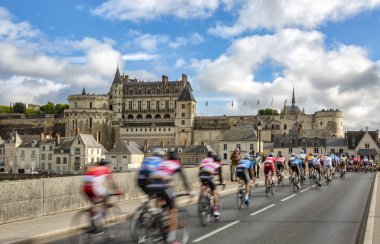 Amboise, Fransa - Ekim 8,2017: Amboise Kalesi önünde köprüde Paris turları yol bisiklet yarışı sırasında geçen peloton bulanık görüntü.