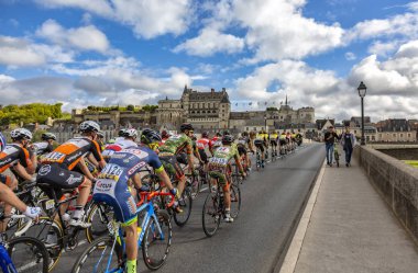 Amboise, Fransa - Ekim 8,2017: Amboise Kalesi önünde köprüde Paris turları yol bisiklet yarışı sırasında geçen peloton.