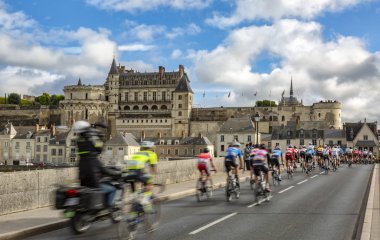 Amboise, Fransa - Ekim 8,2017: Amboise Kalesi önünde köprüde Paris turları yol bisiklet yarışı sırasında geçen peloton bulanık görüntü.